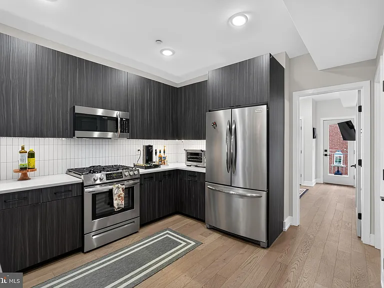 2457 Carpenter St #2 — Photo 7