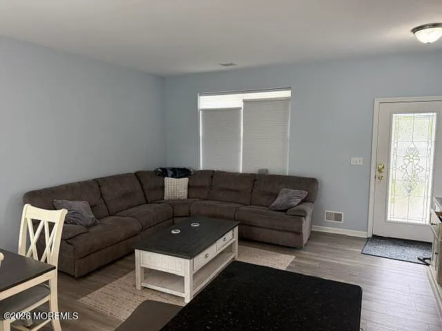 3 bed, 960 sqft, $2,100 — Photo 3