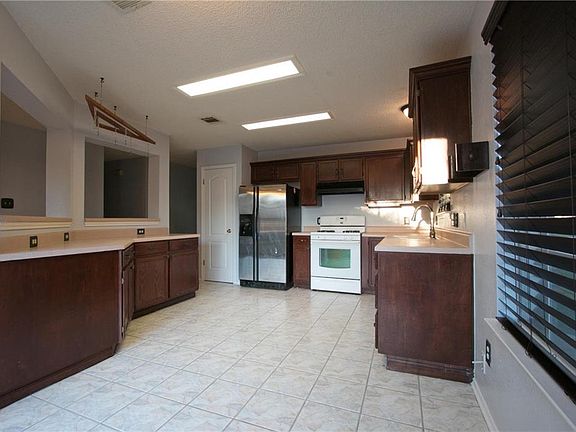 4th image of 1913 Woodland Dr
