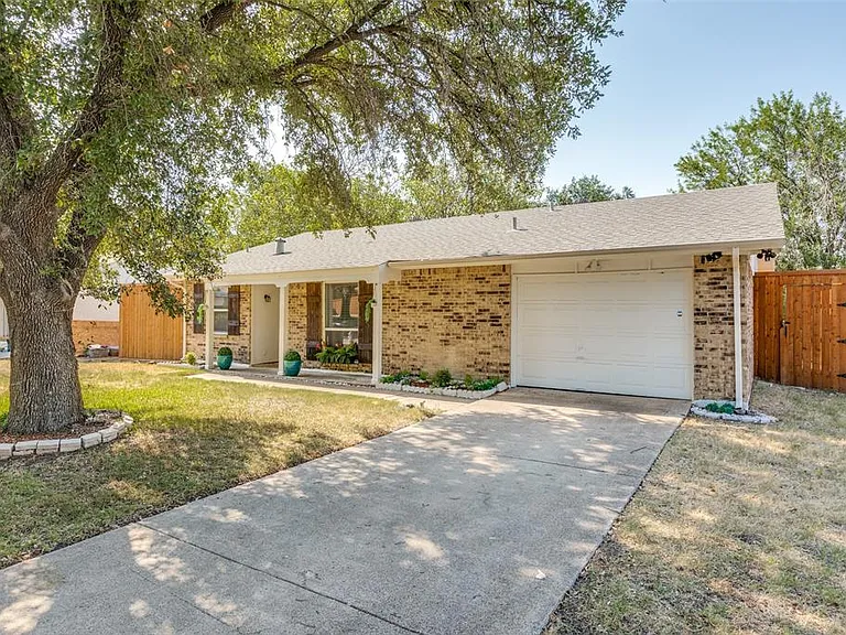 1300 Pioneer Ln — Photo 3