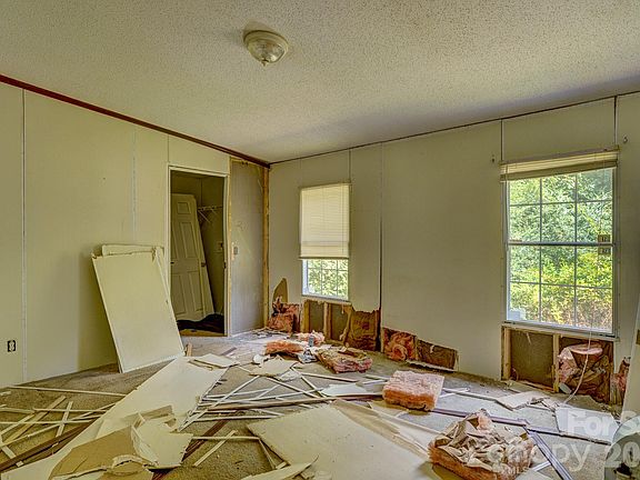 4th image of 1233 Forest Ridge Rd
