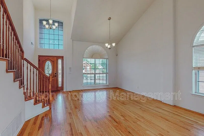 3 bed, 2.5 bath, 2200 sqft, $2,500 — Photo 3