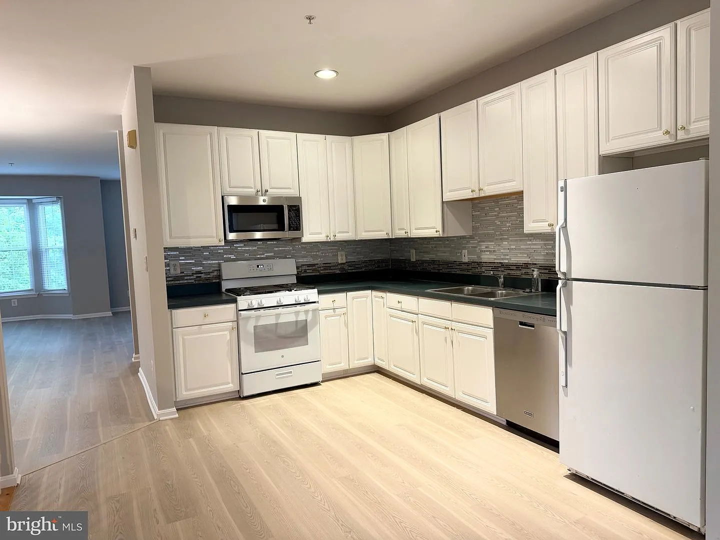 3 bed, 2.5 bath, 2099 sqft, $3,080 — Photo 4