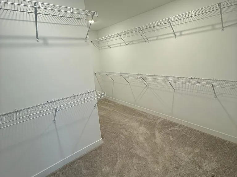 1046 Elmwood Ln — Photo 24