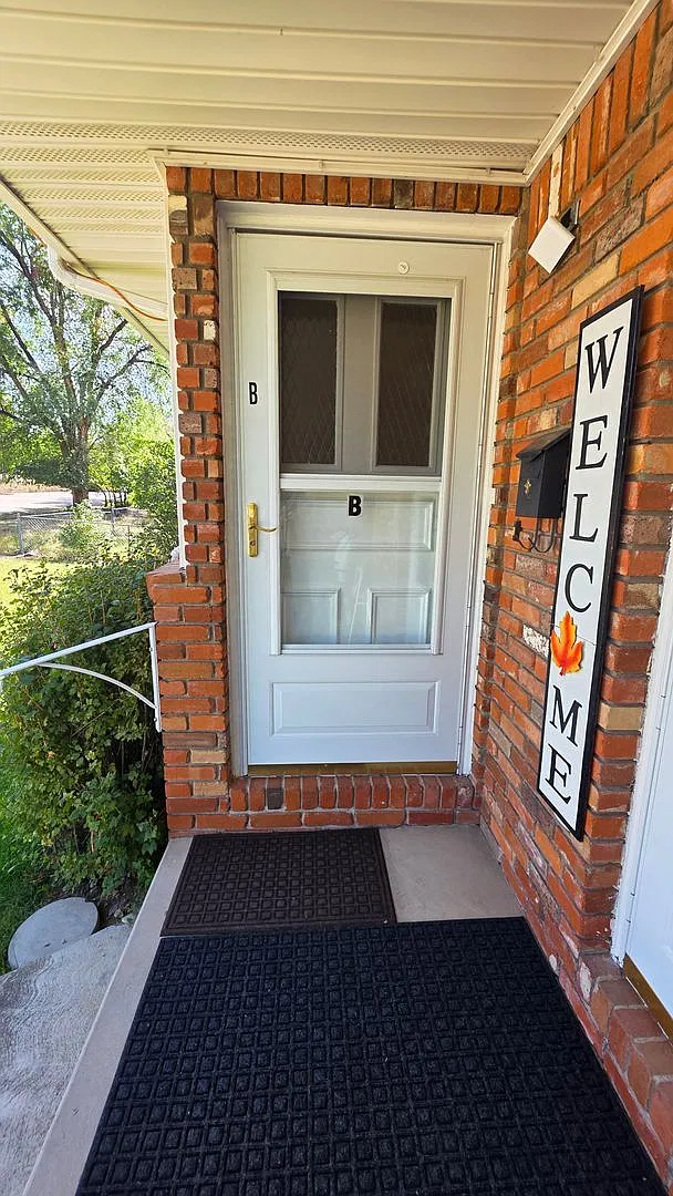 Spacious Westside 2 Bedroom Unit - All Utilities Included — Photo 1