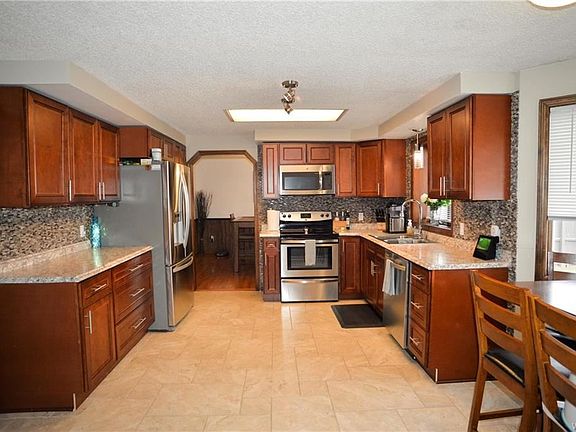 2nd image of 279 Selkirk Dr