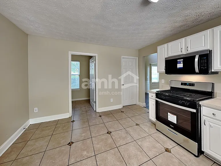 1728 Silverchase Dr SW — Photo 3