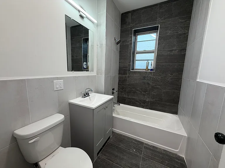 500-04 W 7th St #410 — Photo 4