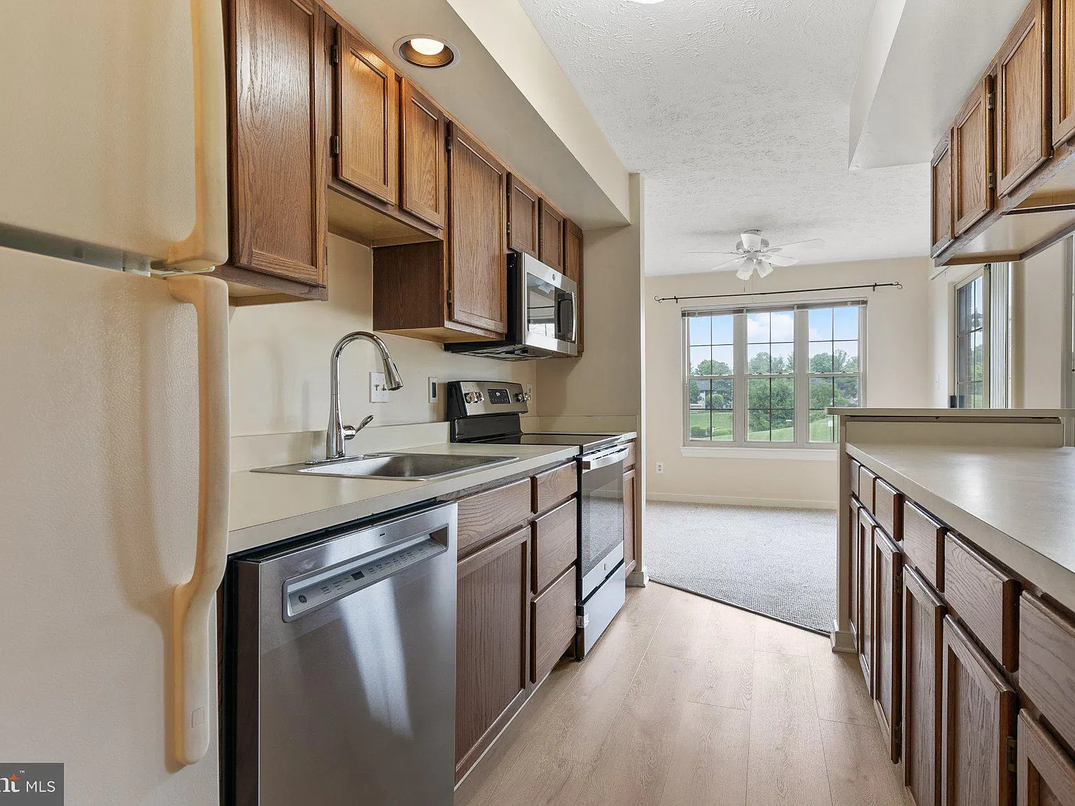 Pond Condos — Photo 4