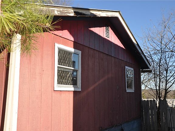 4th image of 100 Elkhorn Ln