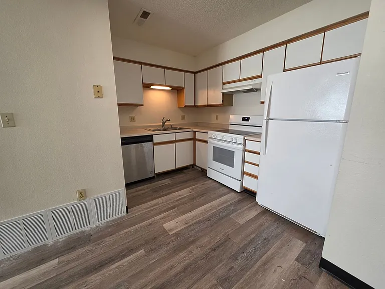 2661 Lakeside Dr — Photo 2