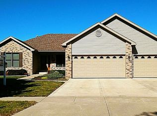 221 E Maplewood Dr, Sycamore, IL 60178