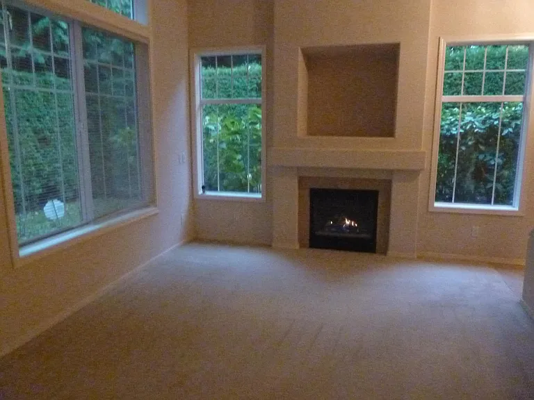 587 Elma Ave NE — Photo 5