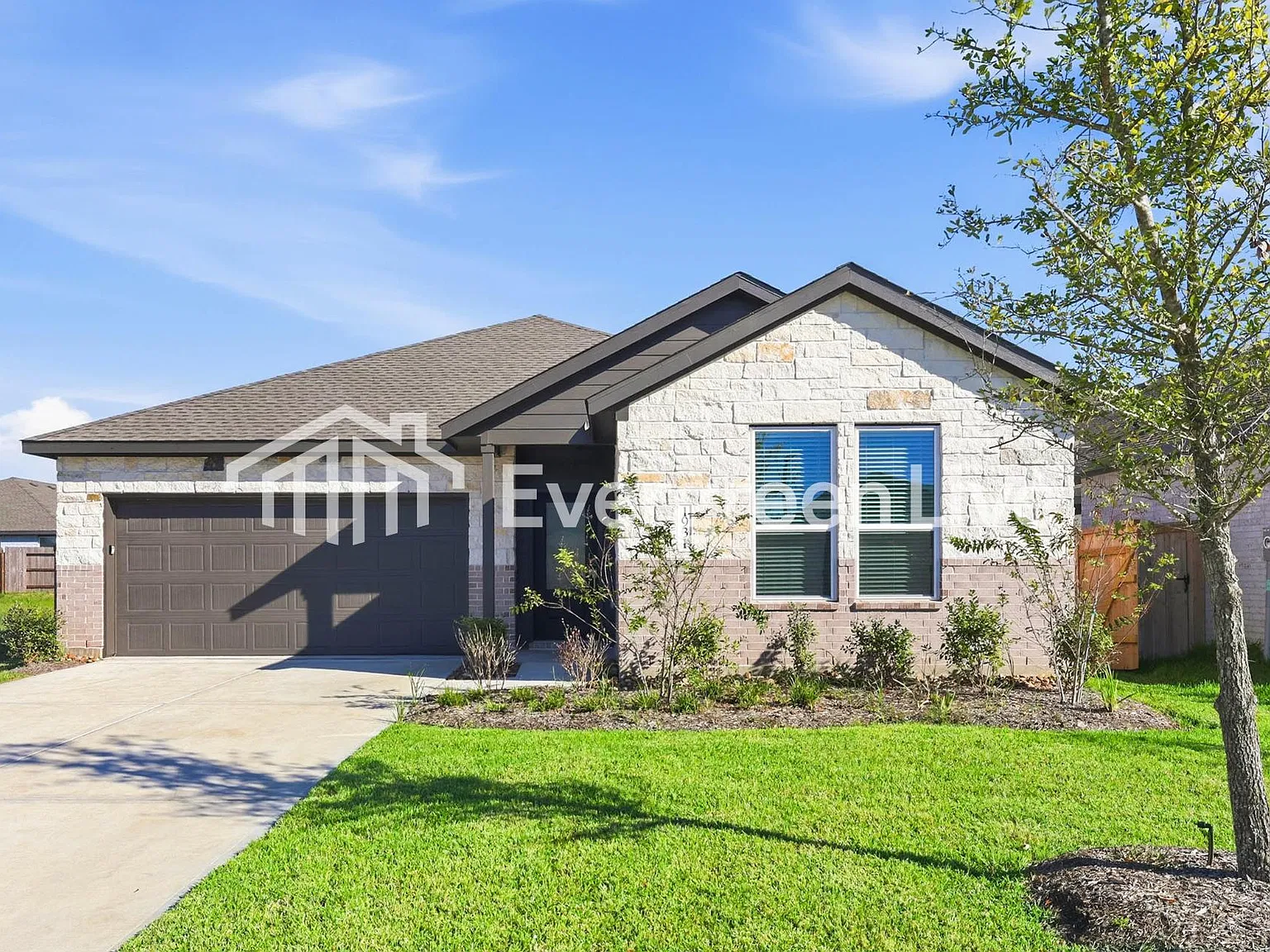 4 bed, 2.0 bath, 1922 sqft, $2,090 — Photo 2