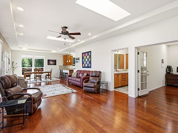 4th image of 33 Joy Rd