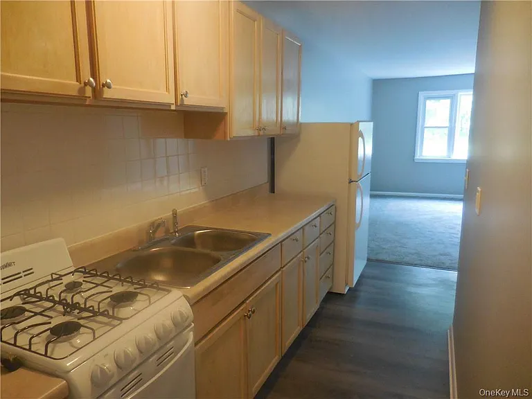 41 Willow Ave — Photo 10