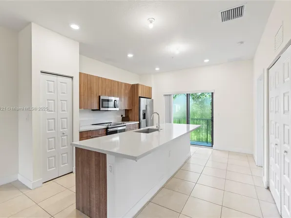 7831 NW 104th Ave APT 22, Doral, FL 33178
