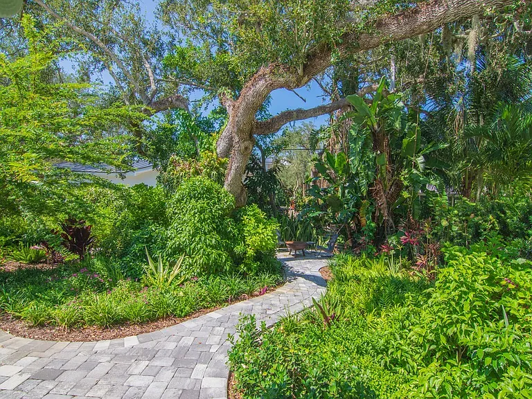 3902 Sabal Palm Dr — Photo 25