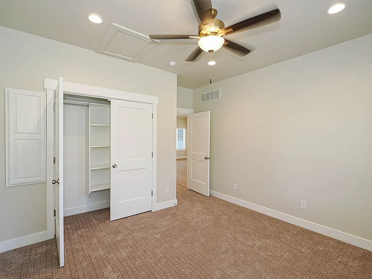 251 E 1280 N — Photo 35