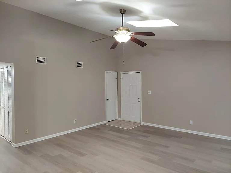 1420 Deerpond Ln — Photo 2