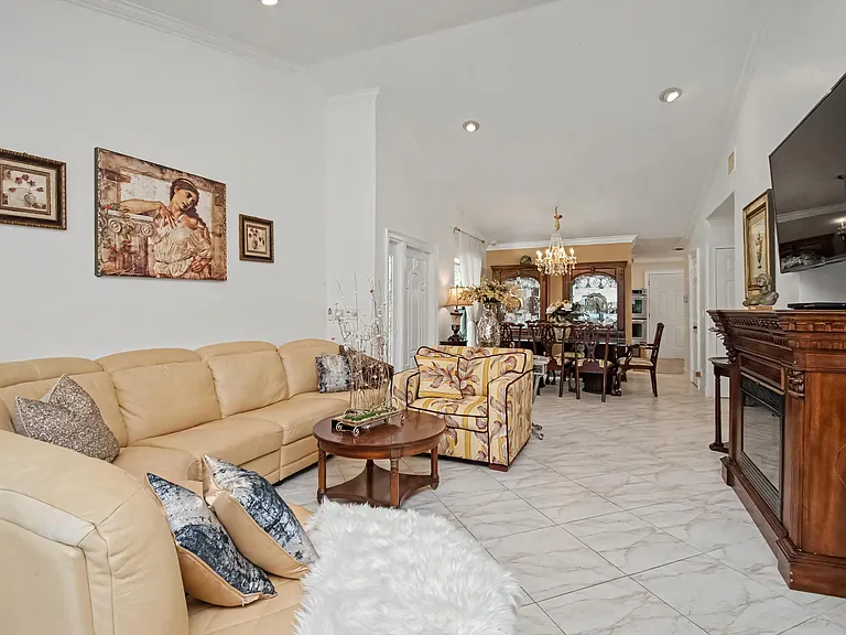 9708 Erica Ct — Photo 15