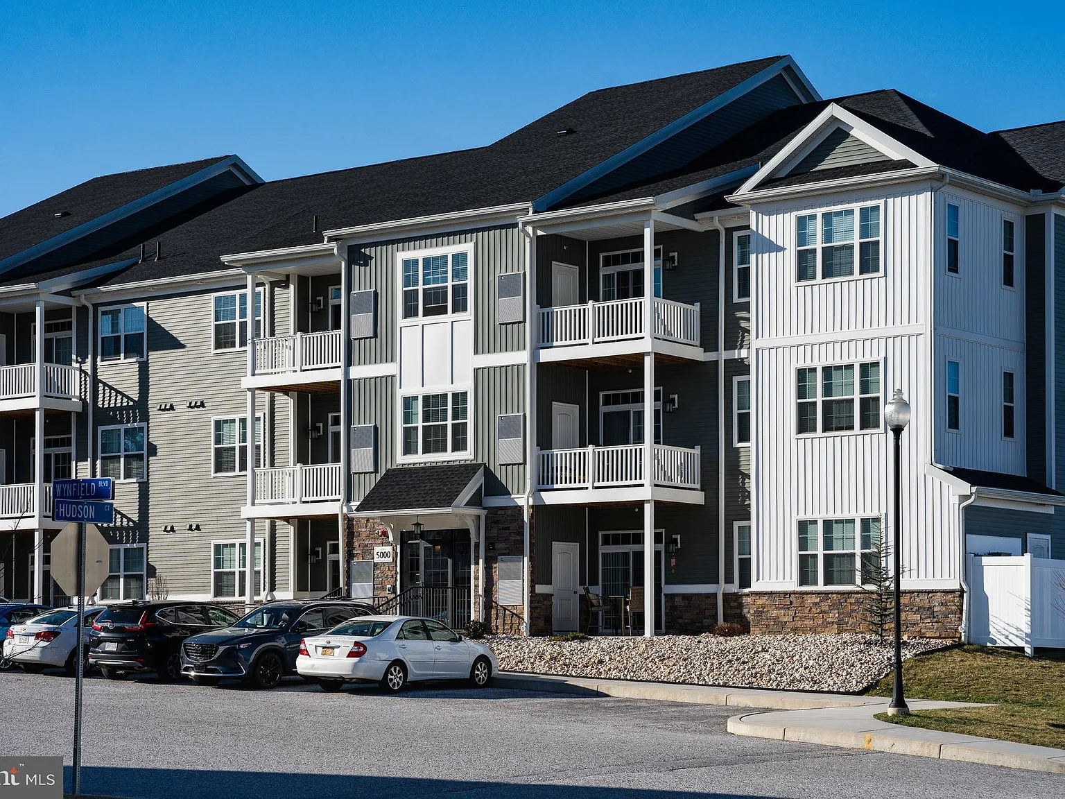 2 bed, 2.0 bath, 1007 sqft, $1,817 — Photo 1