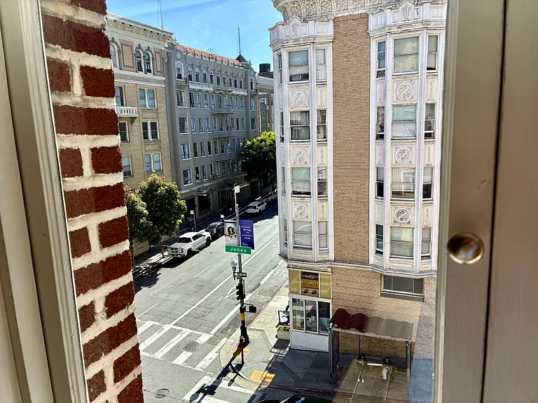 Bright west-facing city views
