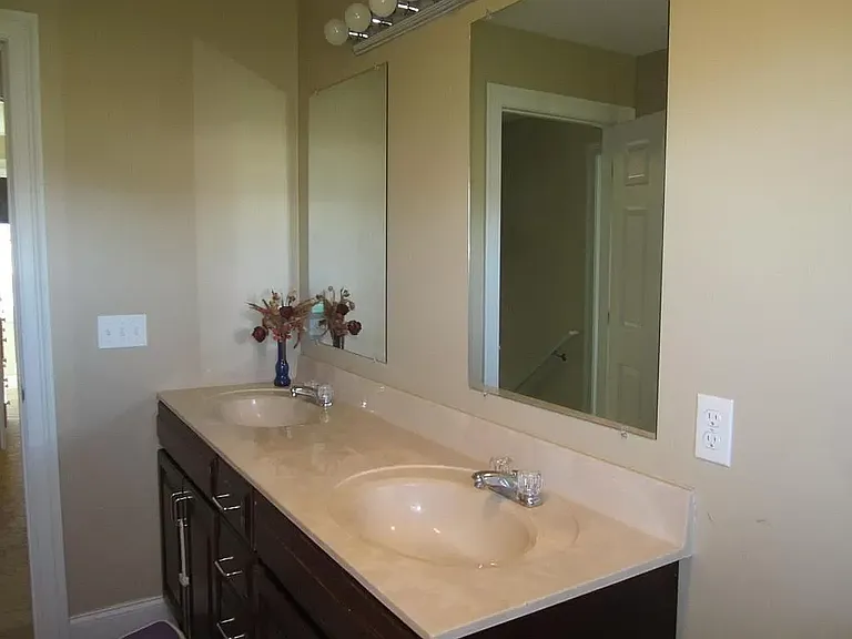 105 Roosevelt St — Photo 13