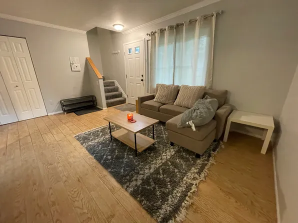 527 Longshore Dr APT B, Ann Arbor, MI 48105