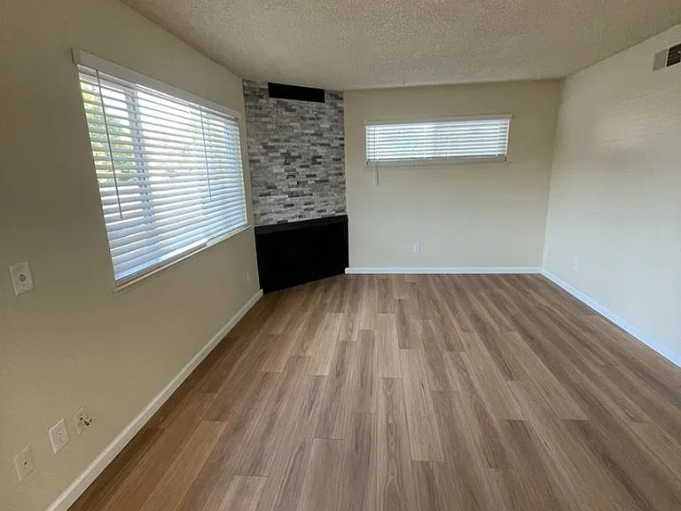 1337 Castlemont Ave — Photo 2