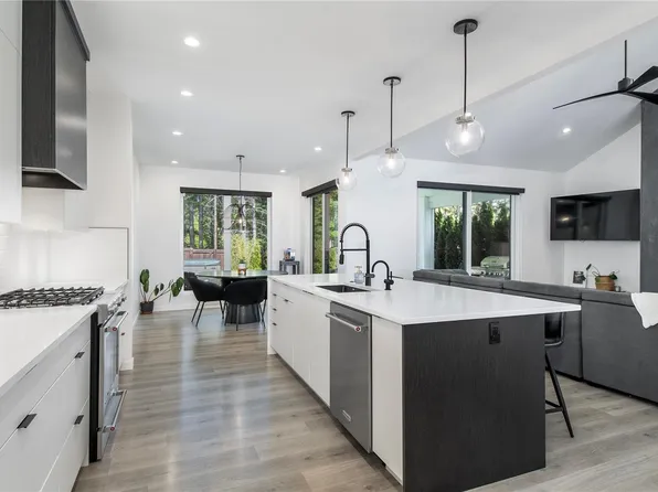 746 Salal St, Campbell River, BC V9H 0E6