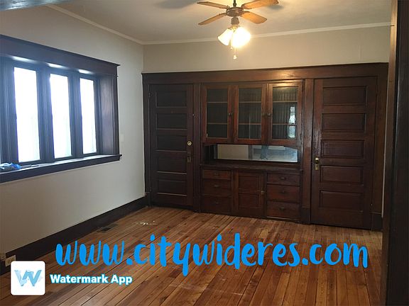 3rd image of 1032 Courtney St NW