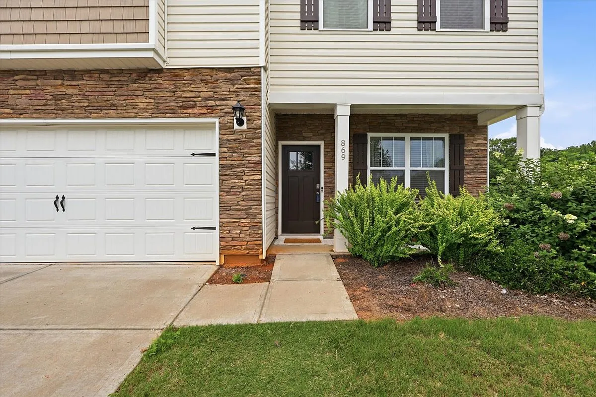 3 bed, 2164 sqft, $2,200 — Photo 1