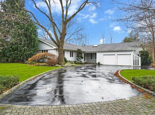 2 Sleepy Hollow Ln, Dix Hills, NY 11746