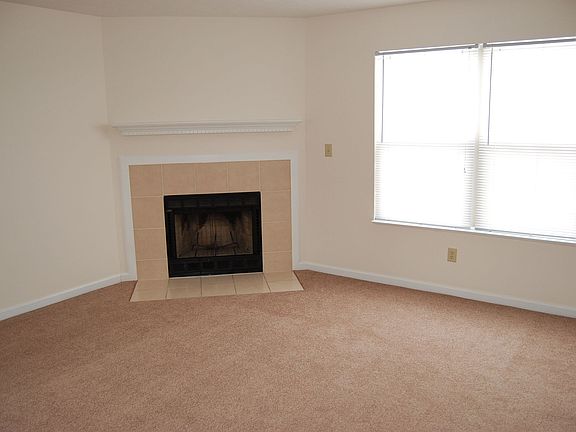 Living Room / Wood fireplace