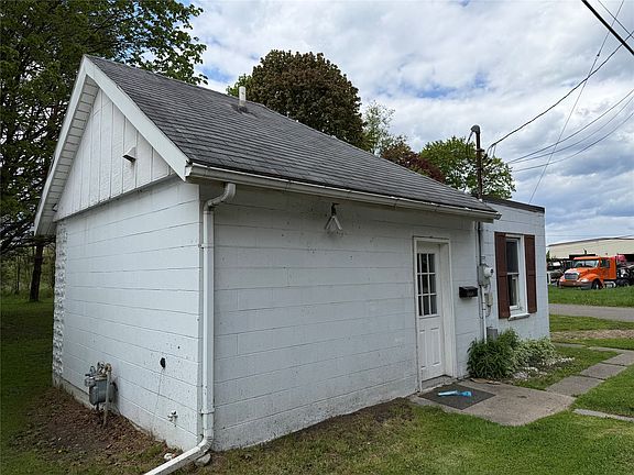 3rd image of 131 McMaster St