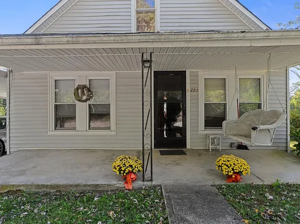 221 Hillview Dr, Livingston, TN 38570