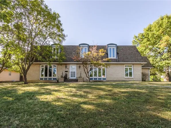 101 Crestview Dr, Paola, KS 66071