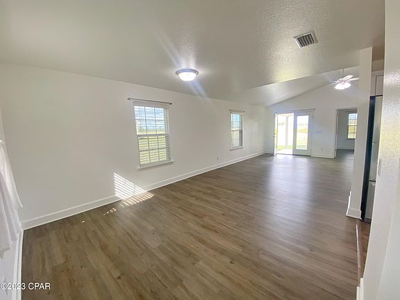 4th image of 21377 NE Spring Hill Dr