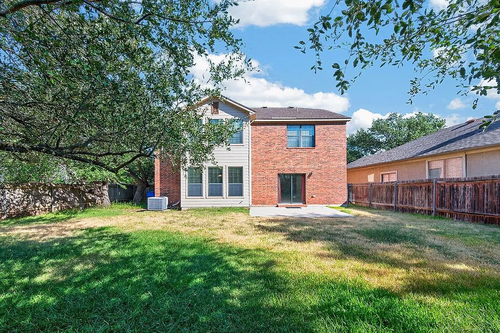 5 bed, 2.5 bath, 3293 sqft, $2,850 — Photo 1