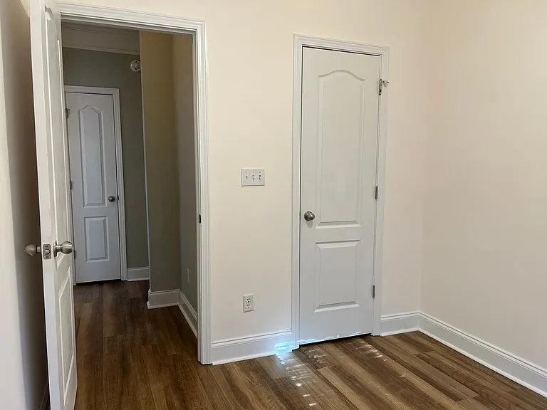 400 Manchester Ln — Photo 23