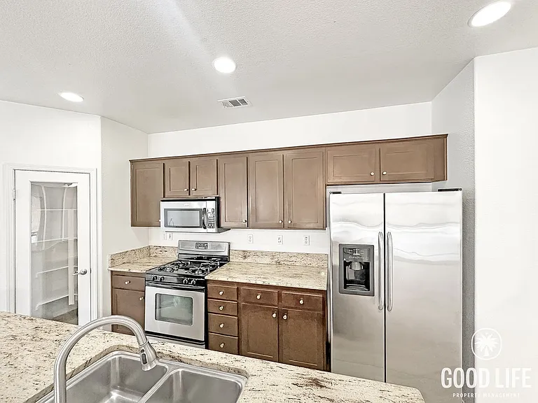 425 S Meadowbrook Dr S #133 — Photo 3