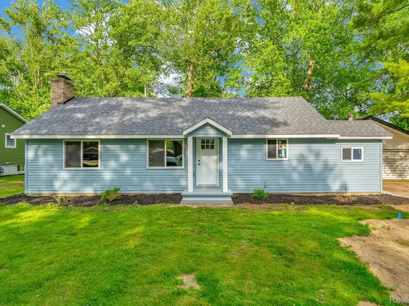 34 Pack St, Croswell, MI 48422