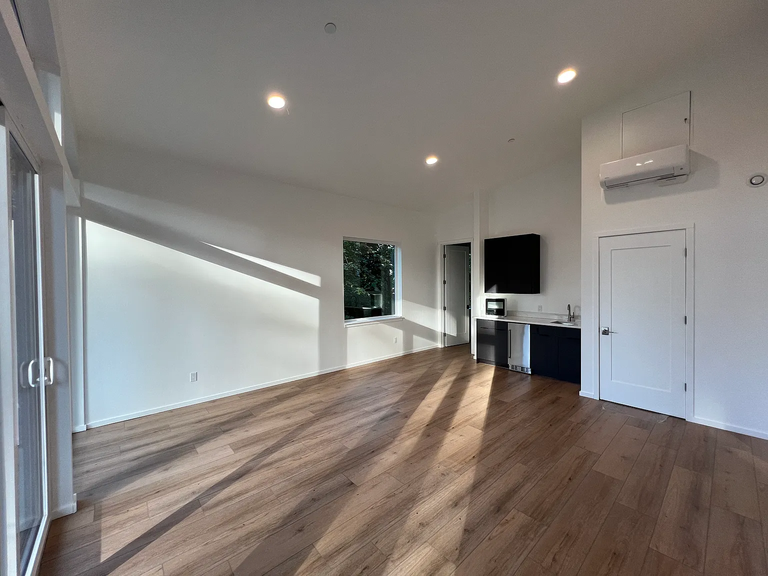 2 bed, 1038 sqft, $1,900 — Photo 2