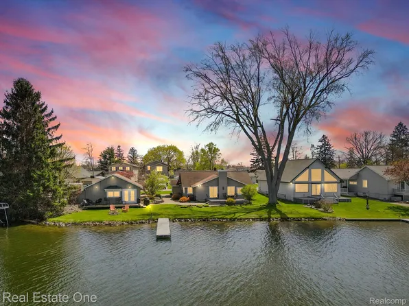 8972 Tackles Dr, White Lake, MI 48386