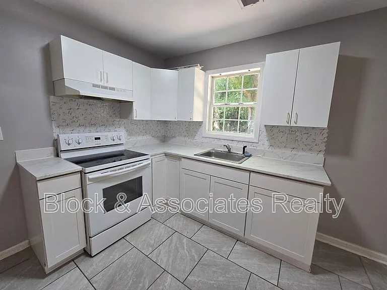1302 Bencini Pl — Photo 2