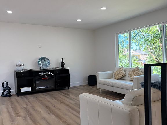 4th image of 8287 S Valencia Cir