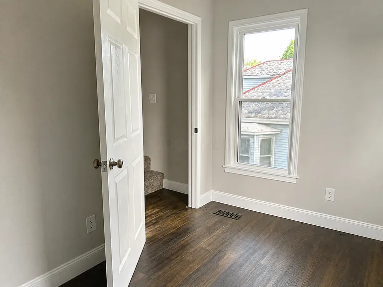 374 S Harris Ave — Photo 5
