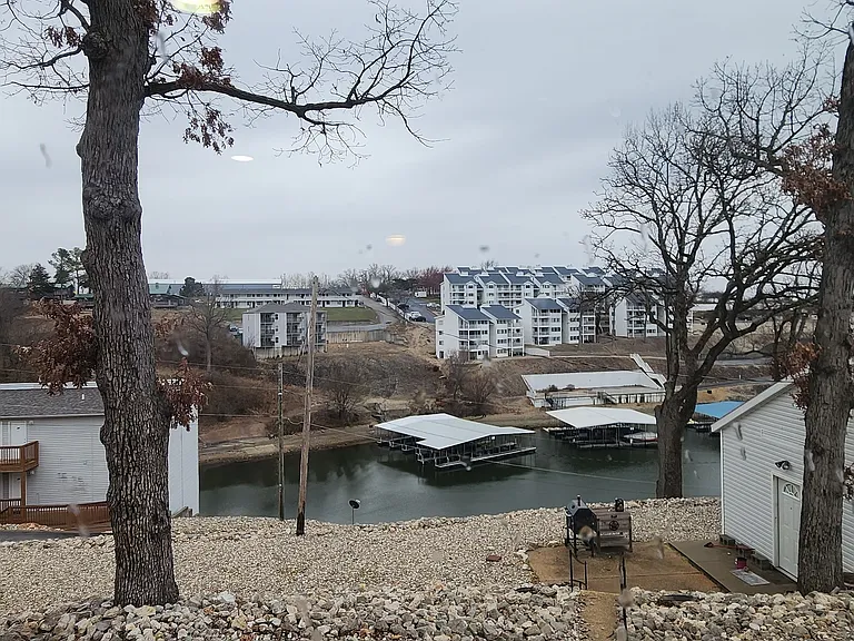 Lakefront Apartments — Photo 41