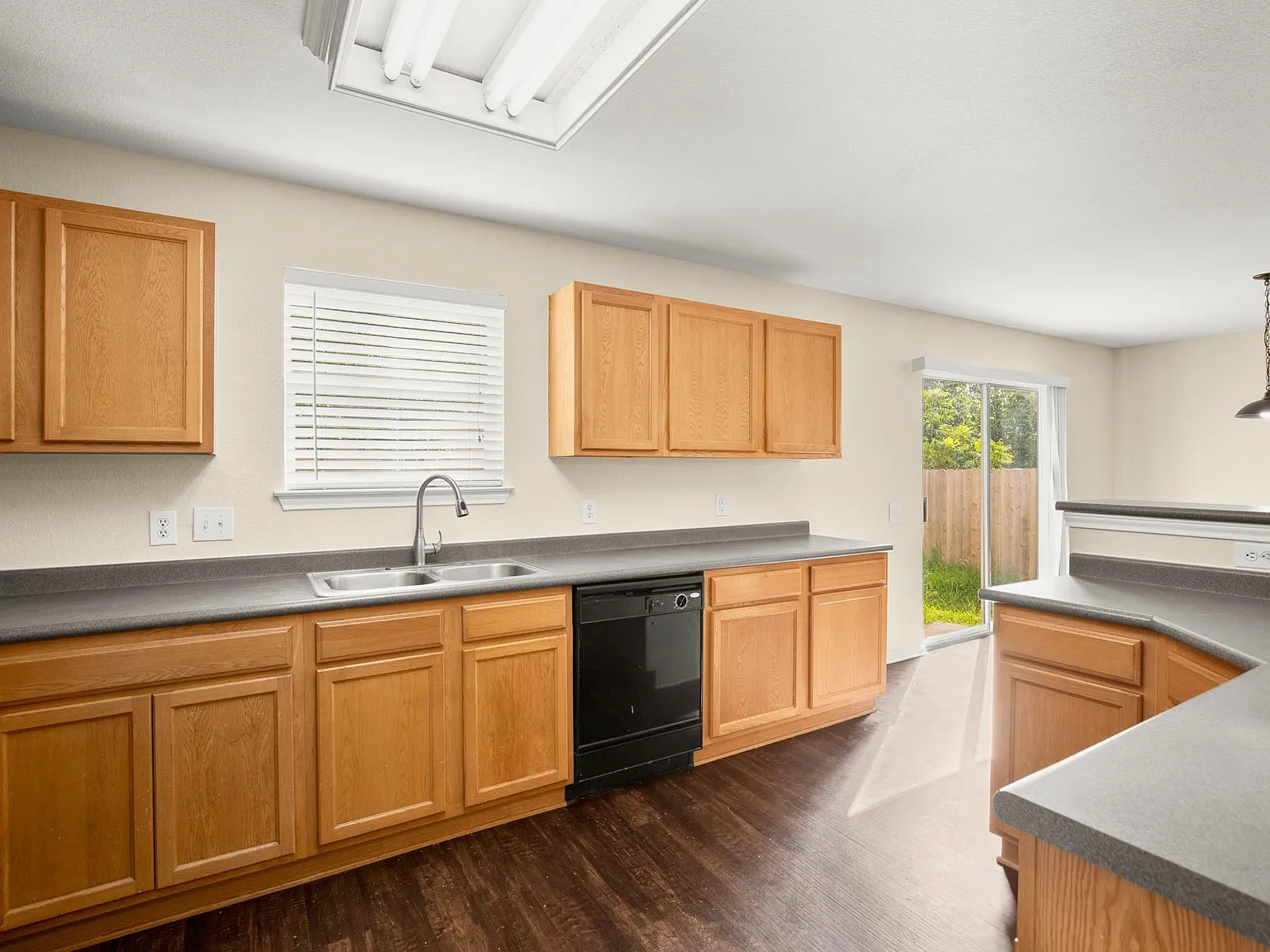 3 bed, 2.5 bath, 2068 sqft, $2,100 — Photo 3